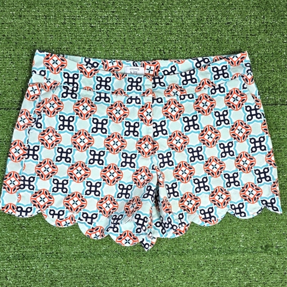 CROWN & IVY | SHELBY 97% COTTON BLEND SCALLOPED HEM GEO TILE SHORTS - Picture 2 of 16